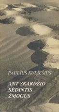 Ant skardžio sėdintis žmogus